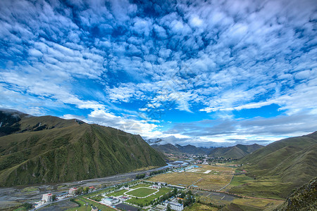 藏区高山白云图片