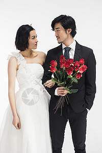 年轻情侣拍摄婚纱照背景图片