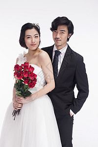年轻情侣拍摄婚纱照背景图片