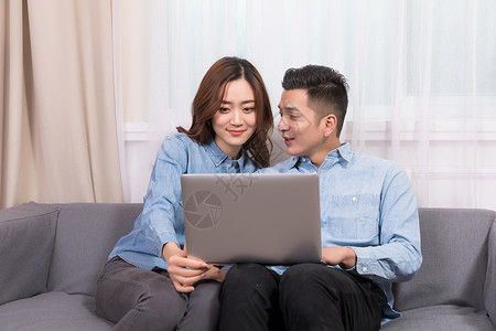 情侣在客厅看电脑背景图片