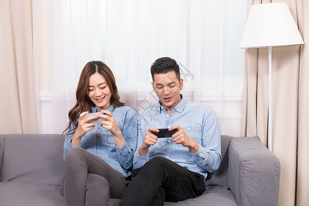 情侣手机玩游戏情侣客厅手机玩游戏背景