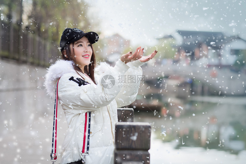 雪景中的白衣女孩图片