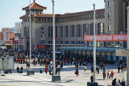 北京火车站赶火车的人背景图片