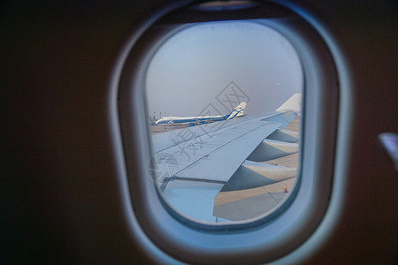 中国年在机场：喜庆团圆，登机舷窗旁，大飞机起飞背景