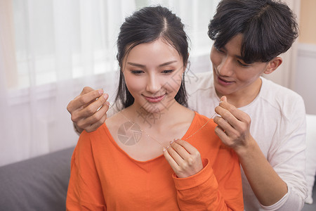 情人节男生给女生送礼物图片