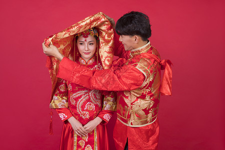 传统中式婚礼新郎掀起新娘的红盖头高清图片
