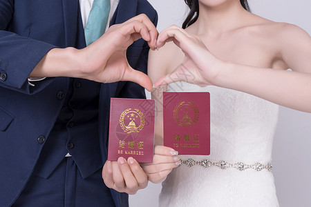 情侣婚纱手持结婚证背景图片