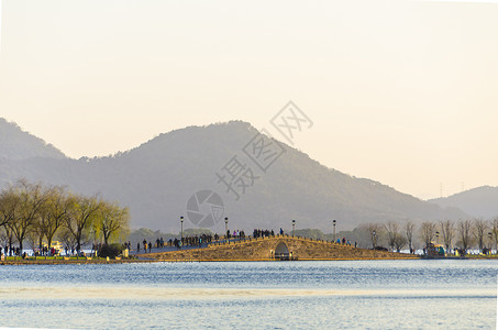 杭州西湖边的断桥背景图片