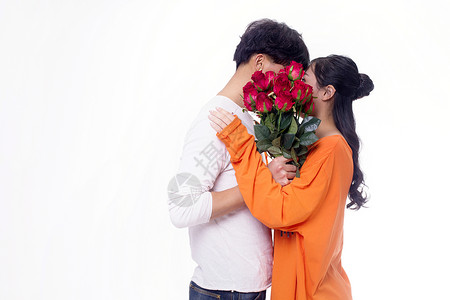 男女情侣手拿玫瑰亲吻图片