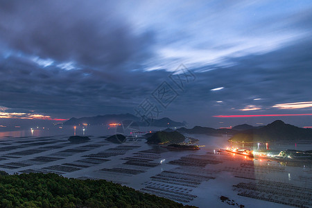 竹门黎明时分的大海与码头背景