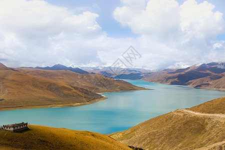 圣湖云起西藏羊湖背景图背景