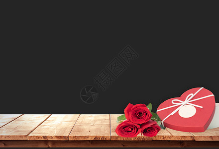 爱心情侣杯木板上的情侣杯设计图片