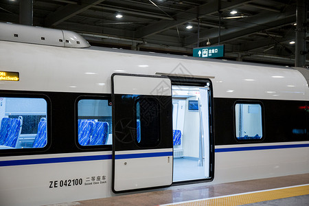 火车鳟浦站高铁列车的车门背景