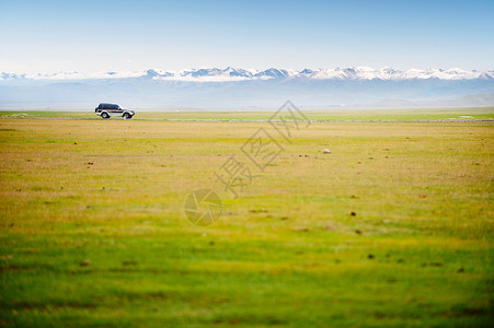 新疆赛里木湖草原雪山越野车图片