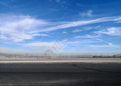 广阔的军用机场背景图片