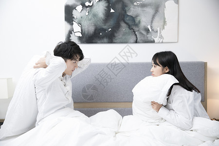 情侣在床上用枕头相互打闹图片