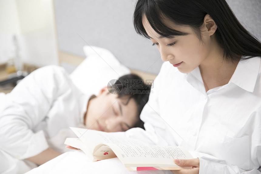 女生在看书男生在睡觉图片
