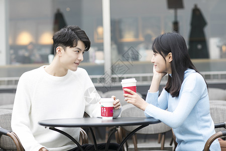 咖啡厅外的情侣背景图片