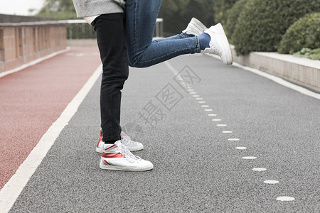情侣拥抱垫脚图片