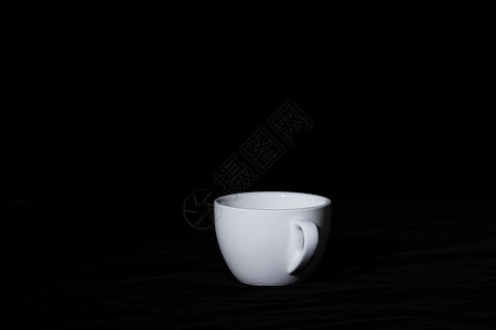 黑背景前的咖啡杯高清图片