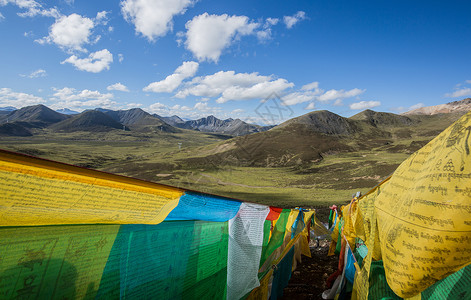 西藏高原美丽的经幡高清图片