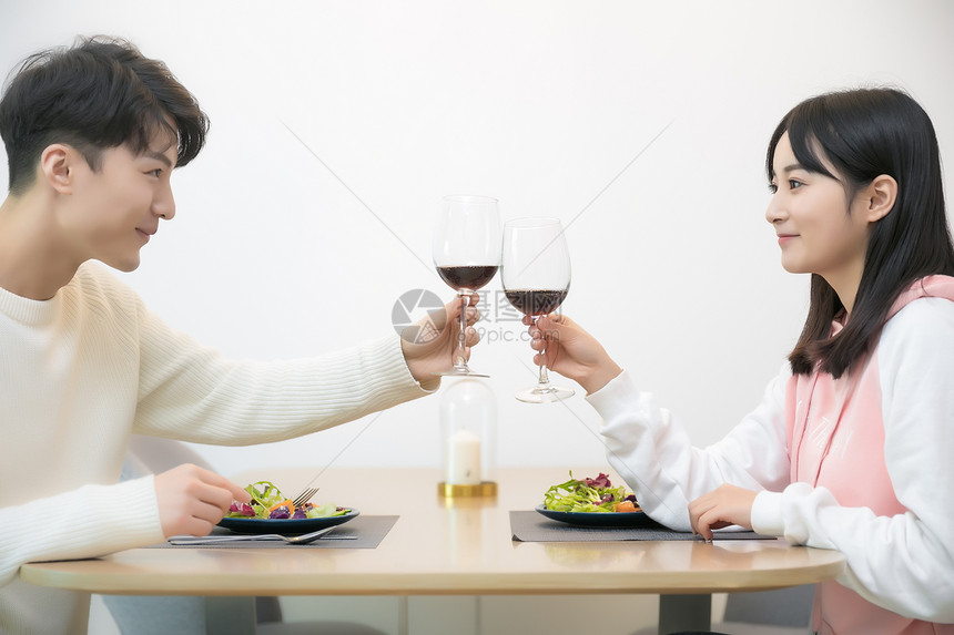 情侣在餐厅吃饭图片