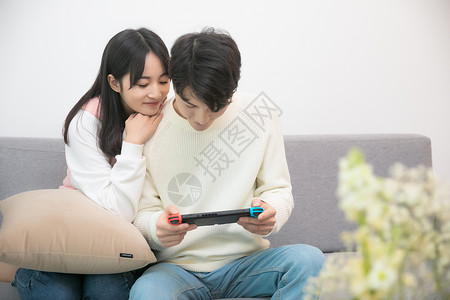 在客厅一起玩游戏的情侣高清图片