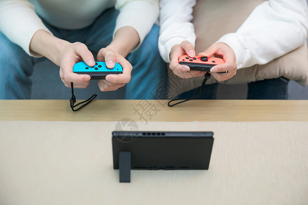 游戏机遥控器图片在客厅一起玩游戏的情侣背景
