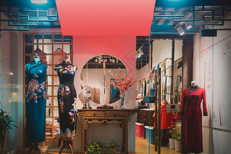 中式古典凳子服装店里的各色旗袍背景