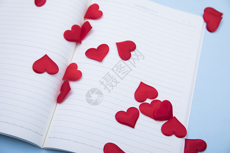 笔记本里的爱心背景图片