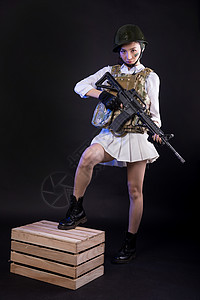 军装女持枪吃鸡角色扮演的模特背景