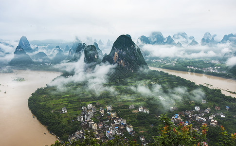 缭绕群山大雨后的兴坪漓江湾背景