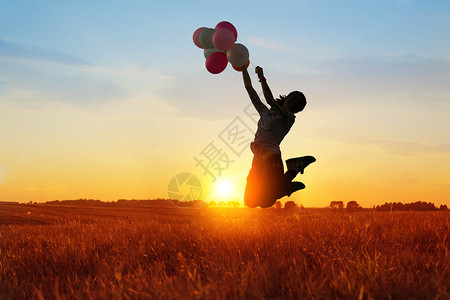 手拿气球的女孩开心跳跃的女孩设计图片