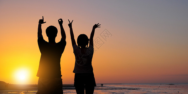 躺在地上的情侣情侣在夕阳晚霞下求爱设计图片