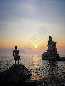 朝阳背影海边迎接朝阳的男性背影背景