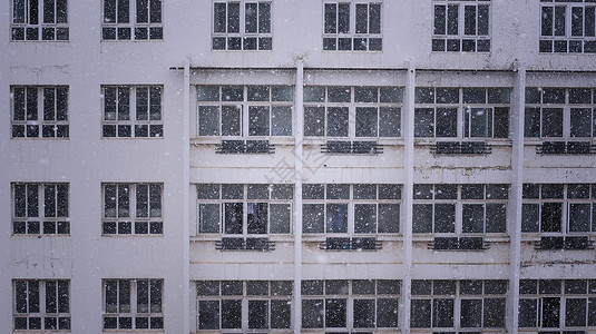 雪窗窗户外的飘雪背景