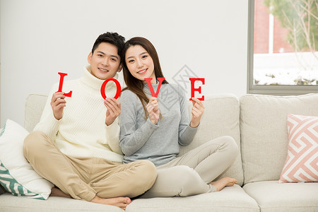 居家情侣手拿love道具背景图片