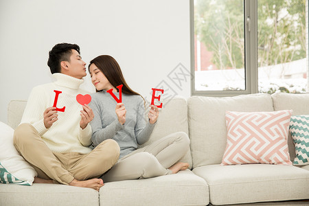 居家情侣手拿love道具图片