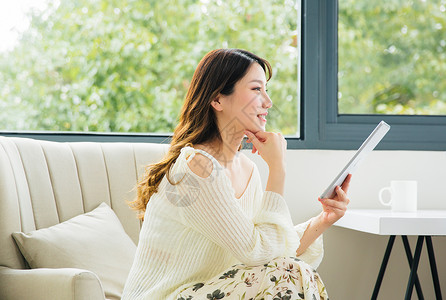 居家女性在家里生活高清图片