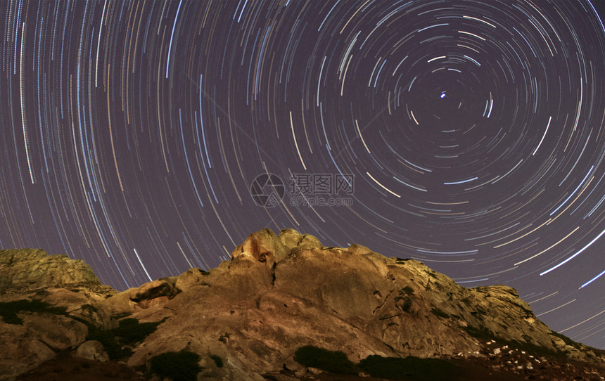 山峰星轨背景图片