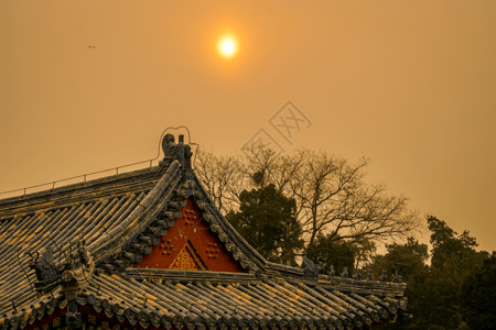 日落下古建筑屋檐背景图片