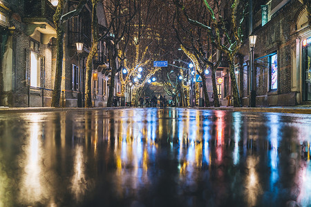 新天地夜景城市街道的雪景背景