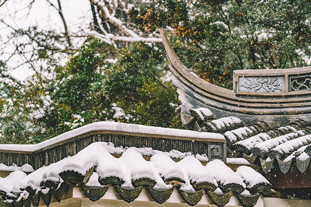 中式古典园林中的雪景图片