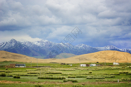 玉龙日出青海湖雪山背景