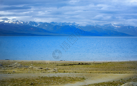 水彩青山云彩纳木错雪山背景