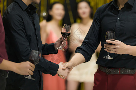 参加舞会女人聚会上喝酒握手背景
