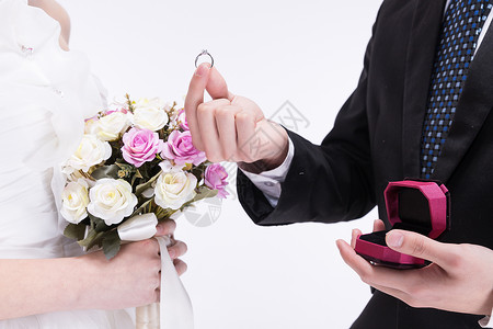 年轻夫妻求婚特写图片