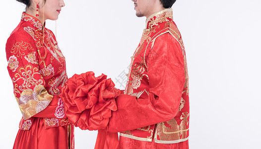 身着中式礼袍的年轻夫妻特写背景