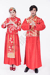 身着中式礼袍的年轻夫妻图片