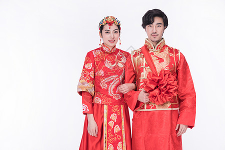 身着中式礼袍的年轻夫妻背景